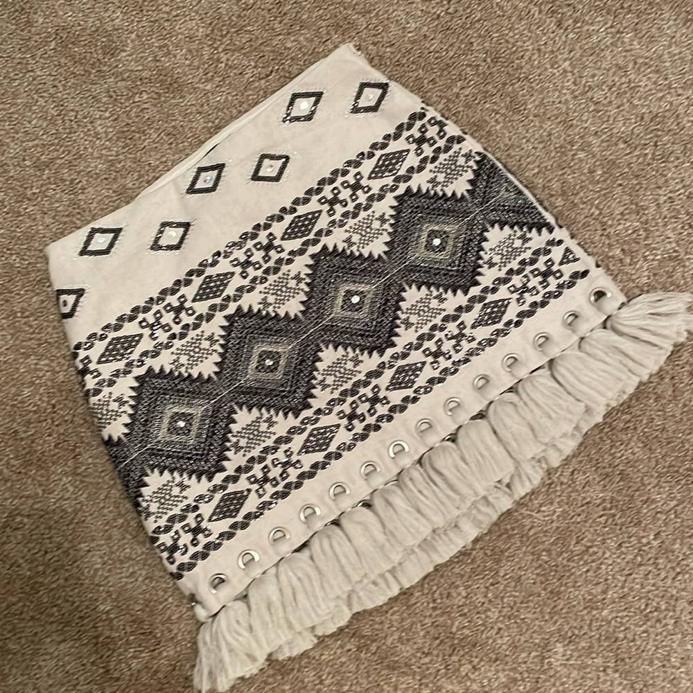 Lulu’s Belinda embroidered embellished skirt size M never worn - Picture 4 of 6